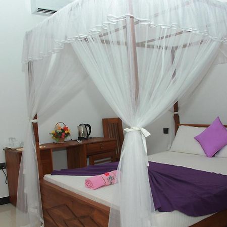 Maduranga N Guest Panzió Mirissa Kültér fotó