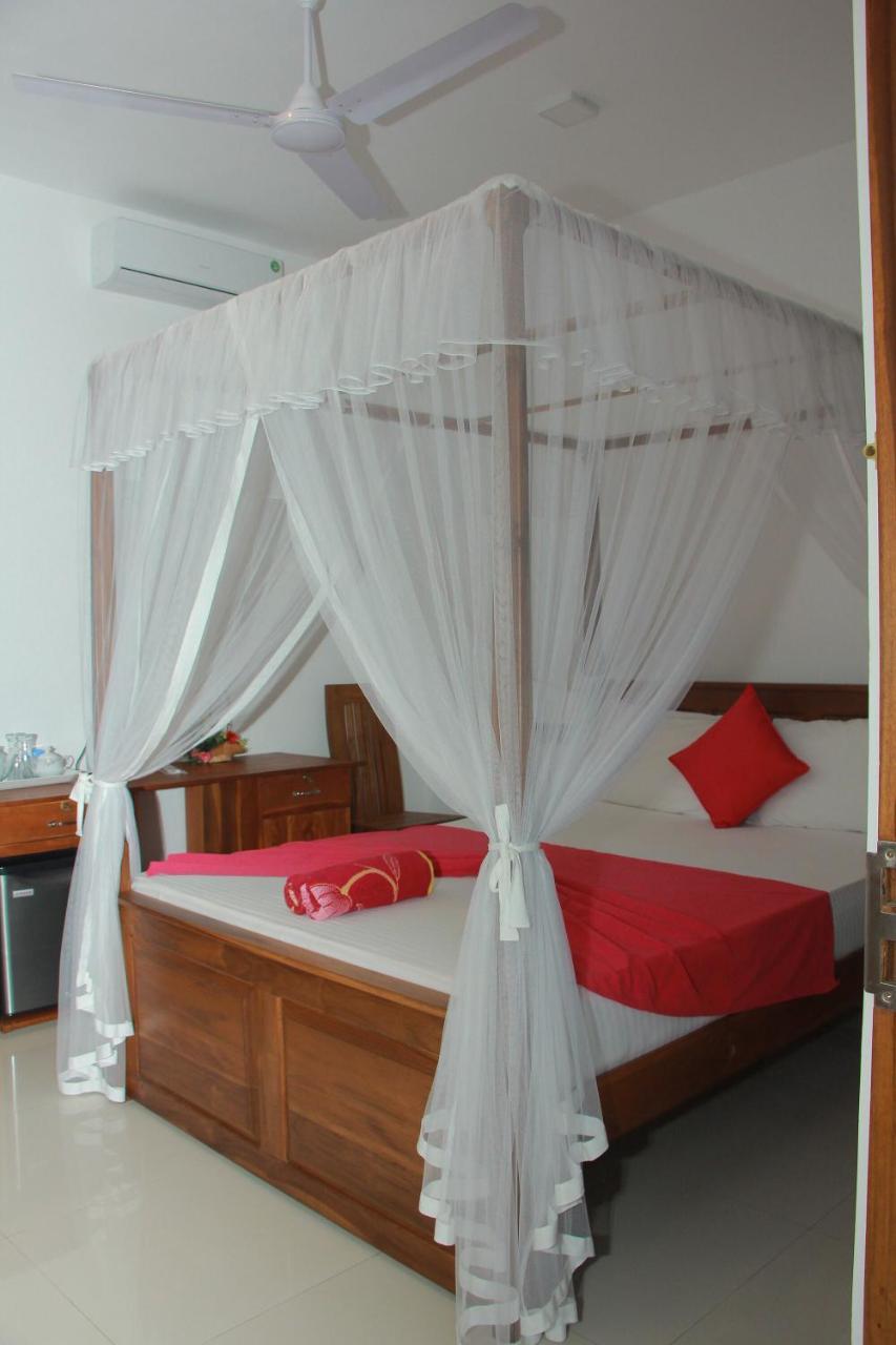 Maduranga N Guest Panzió Mirissa Kültér fotó